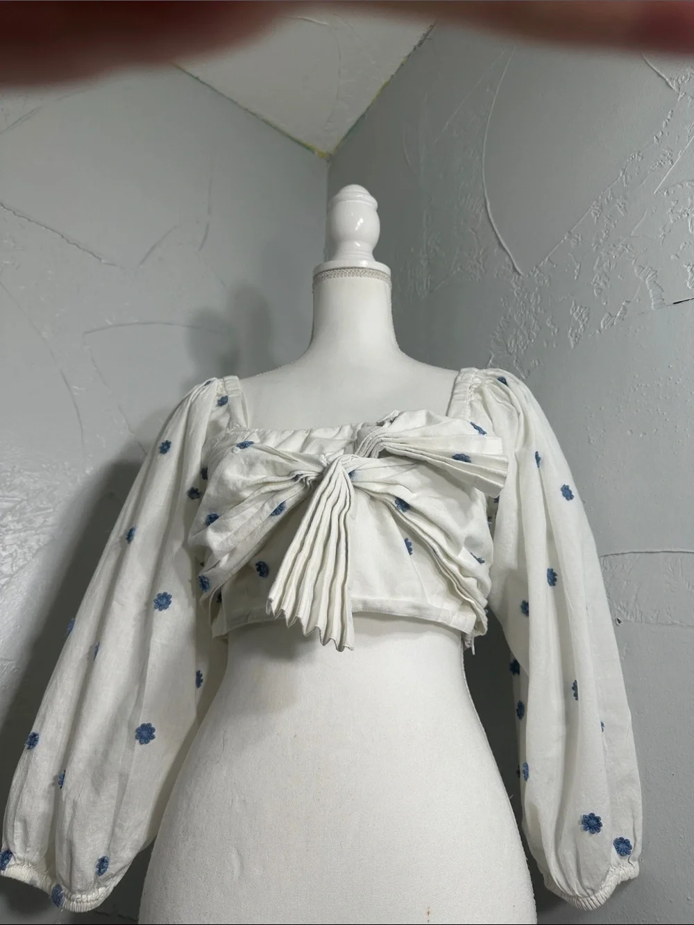 FARM Rio White Puff-Sleeve Crop Top with Blue flowers Print.